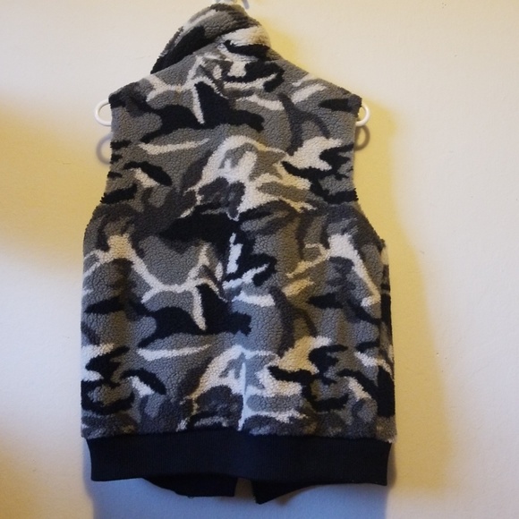 Vest - Picture 3 of 4